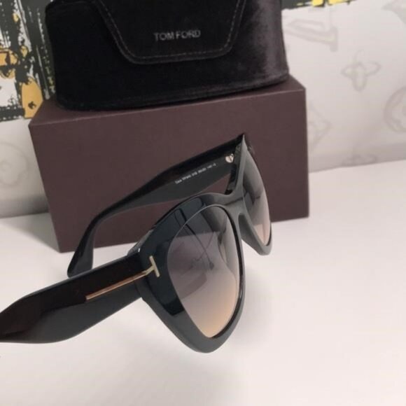 NEW Authentic Tom Ford Black Cat-Eye Sunglasses TF940 01B - Picture 9 of 11